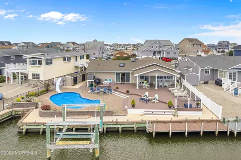 348 Venice Dr, Lavallette, NJ 08735