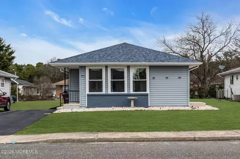 46 Falmouth St, Toms River, NJ 08757