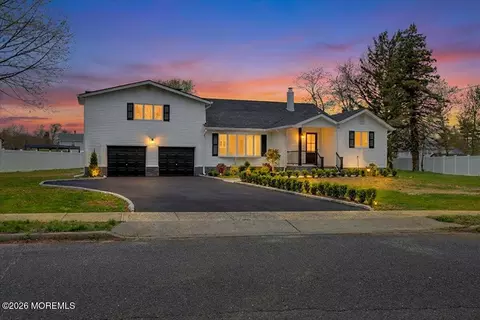 3 Roberta Dr, Middletown, NJ 07748