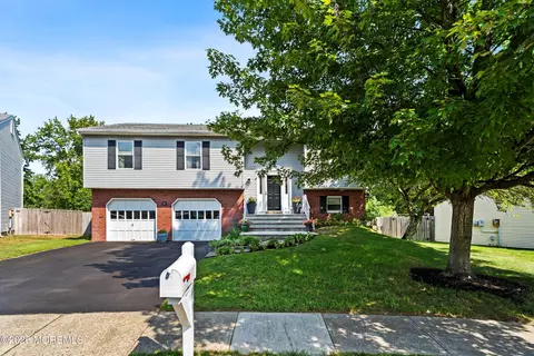 10 Cove Ct, Howell, NJ 07731