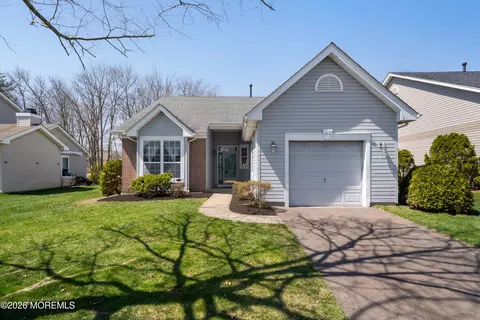 84 Chain Blvd, Bayville, NJ 08721
