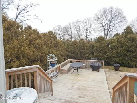 19 Peachtree Rd, Oakhurst, NJ 07755