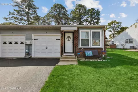 3 Greenwood Ln # B, Whiting, NJ 08759