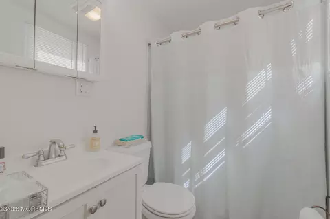 Bath - 34 Park Ave, Matawan, NJ 07747 photo 1 of 2
