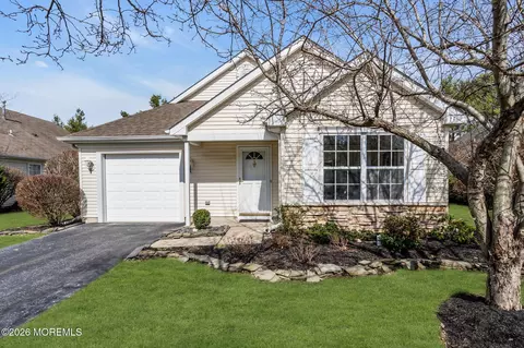 11 Schoolhouse Ln, Lakewood, NJ 08701