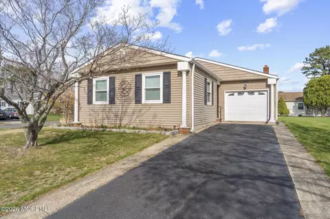 18 Innsbruck Dr, Toms River, NJ 08757