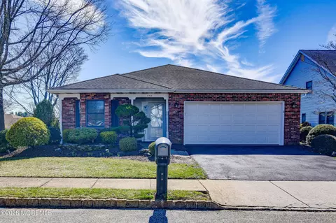 1 Benchley Dr, Marlboro, NJ 07746