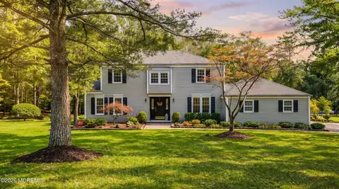 11 Mohican Dr, Middletown, NJ 07748