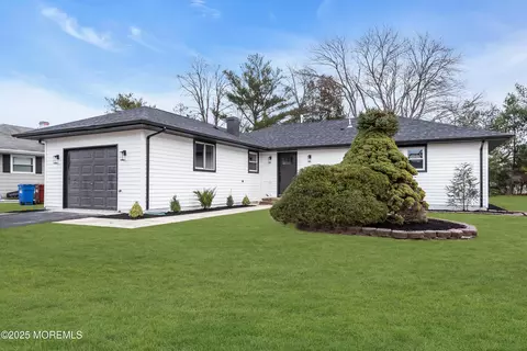 8 Kinsale St, Toms River, NJ 08757