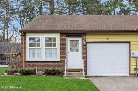 7 Greenwood Ln # A, Whiting, NJ 08759