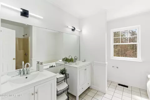 Bath - 565 Buttonwood Dr, Jackson, NJ 08527 photo 2 of 5
