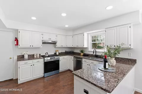 Kitchen - 565 Buttonwood Dr, Jackson, NJ 08527 photo 2 of 4