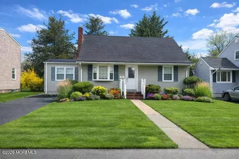 68 Davis Ln, Red Bank, NJ 07701