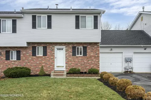4 Osprey Ct, Howell, NJ 07731