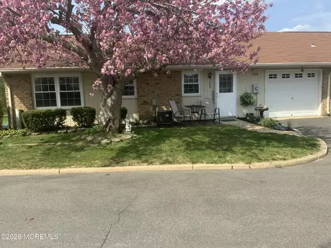 26 Yorkshire Ct # B, Manchester, NJ 08759
