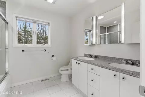 Bath - 8 Roebling Ct, Leonardo, NJ 07737 photo 2 of 8
