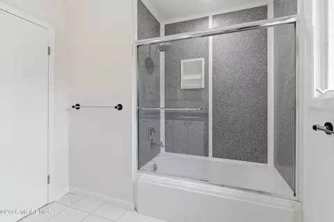 Bath - 8 Roebling Ct, Leonardo, NJ 07737 photo 3 of 8