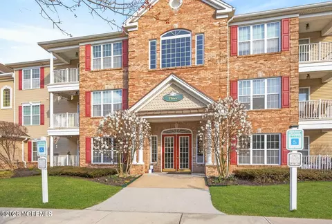 326 Sophee Ln, Lakewood, NJ 08701
