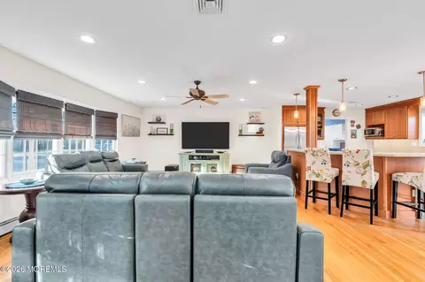 Living - 475 Admiral Rd, Forked River, NJ 08731 photo 1 of 5