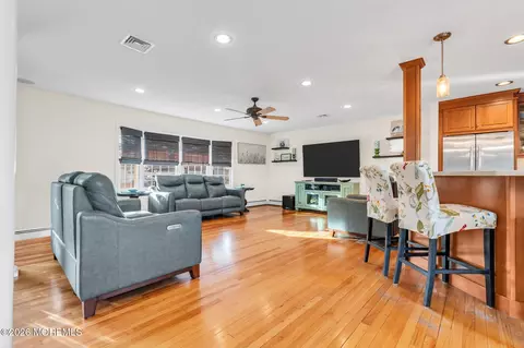 Living - 475 Admiral Rd, Forked River, NJ 08731 photo 2 of 5