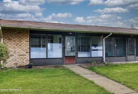 18 Yorkshire Ct # B, Manchester, NJ 08759