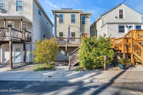 13 Locust St, Highlands, NJ 07732