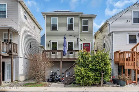 13 Locust St, Highlands, NJ 07732