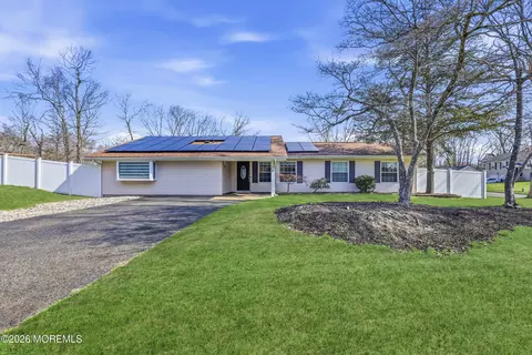 2 Chelsea Rd, Jackson, NJ 08527