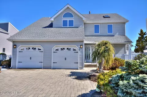 19 Centerboard Dr, Bayville, NJ 08721