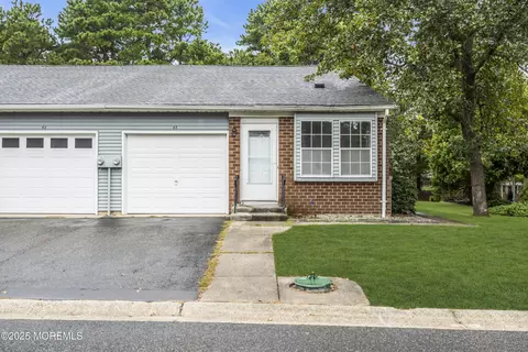 4 Pembroke Ln # B, Whiting, NJ 08759