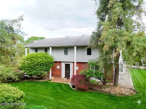 1 Flintlock Rd, Freehold, NJ 07728