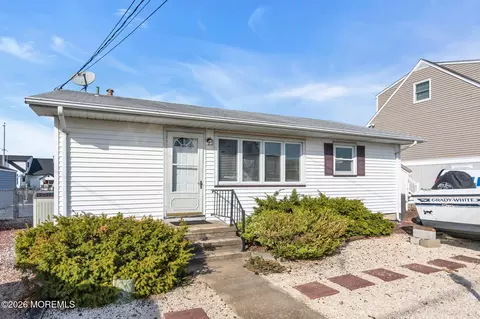 330 Cheryl Dr, Toms River, NJ 08753
