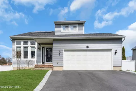 8 Cripple Creek Rd, Howell, NJ 07731