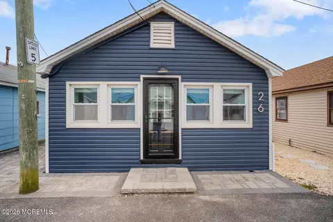 26 5th Ln, Seaside Park, NJ 08752