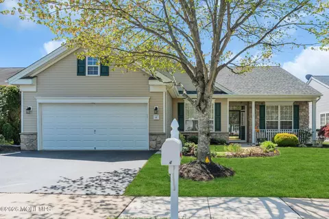 4 Chamber Ln, Columbus, NJ 08022