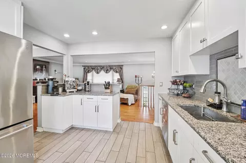 Kitchen - 676 Rutgers Pl, Paramus, NJ 07652 photo 3 of 4