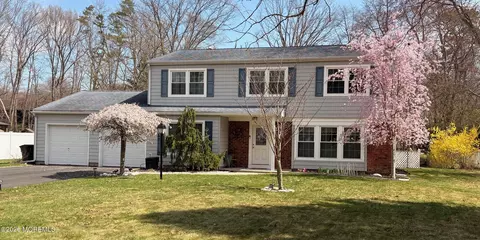 7 Coventry Ct, Manalapan, NJ 07726