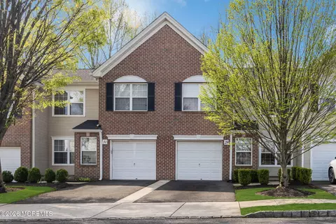 29 Whitemarsh Dr, Manalapan, NJ 07726