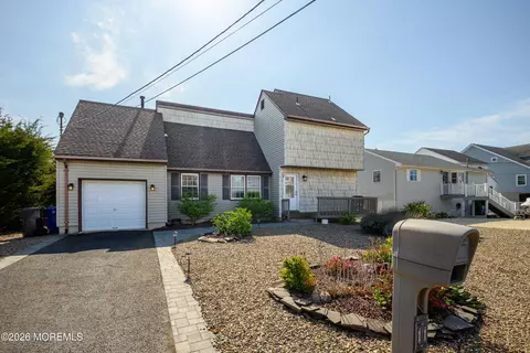 11 Sycamore Ln, Toms River, NJ 08753