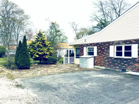 28 C Holly St, Manchester, NJ 08759