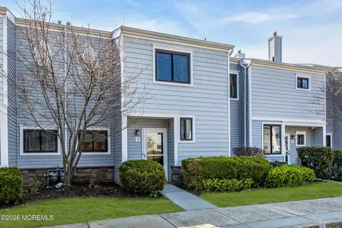 3 Beverly Ct, Tinton Falls, NJ 07724