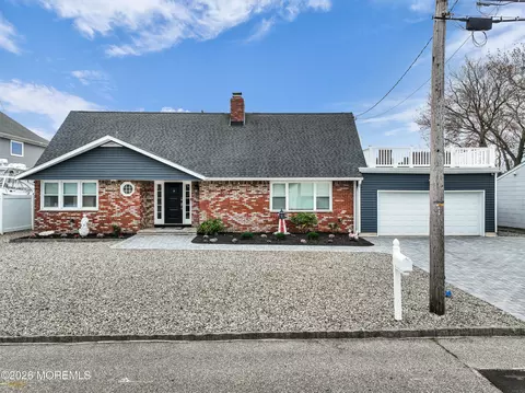 933 Montauk Dr, Forked River, NJ 08731