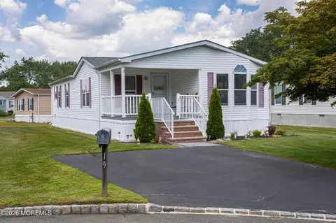 19 Sheryl Ct, Spotswood, NJ 08884