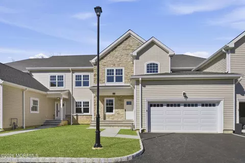 12 Remington Ct #1000, Farmingdale, NJ 07727