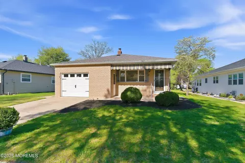 7 Saint Eustatius St, Toms River, NJ 08757
