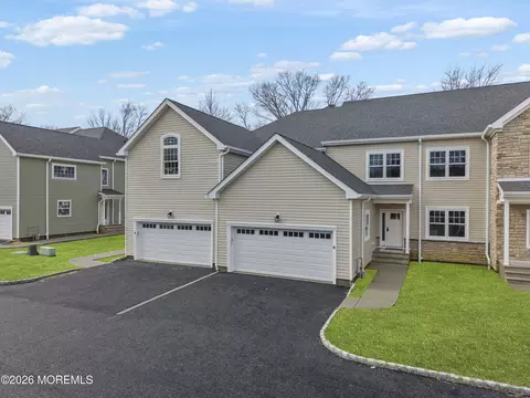 22 Remington Ct, Farmingdale, NJ 07727