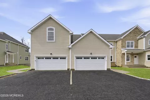 16 Remington Ct, Farmingdale, NJ 07727