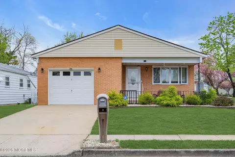 1 Speighstown Pl, Toms River, NJ 08757