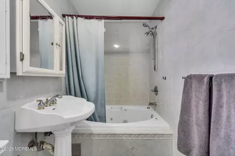 Bath - 7 Glenwood Dr, Bayville, NJ 08721 photo 8 of 8