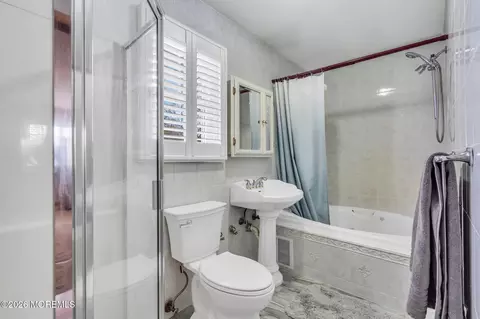Bath - 7 Glenwood Dr, Bayville, NJ 08721 photo 7 of 8